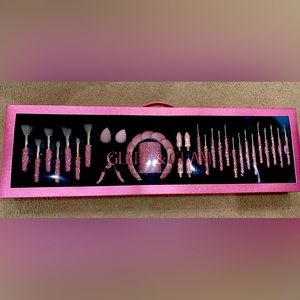 VIRAL Glitz & Glam Hot Pink 30 Piece brush set!